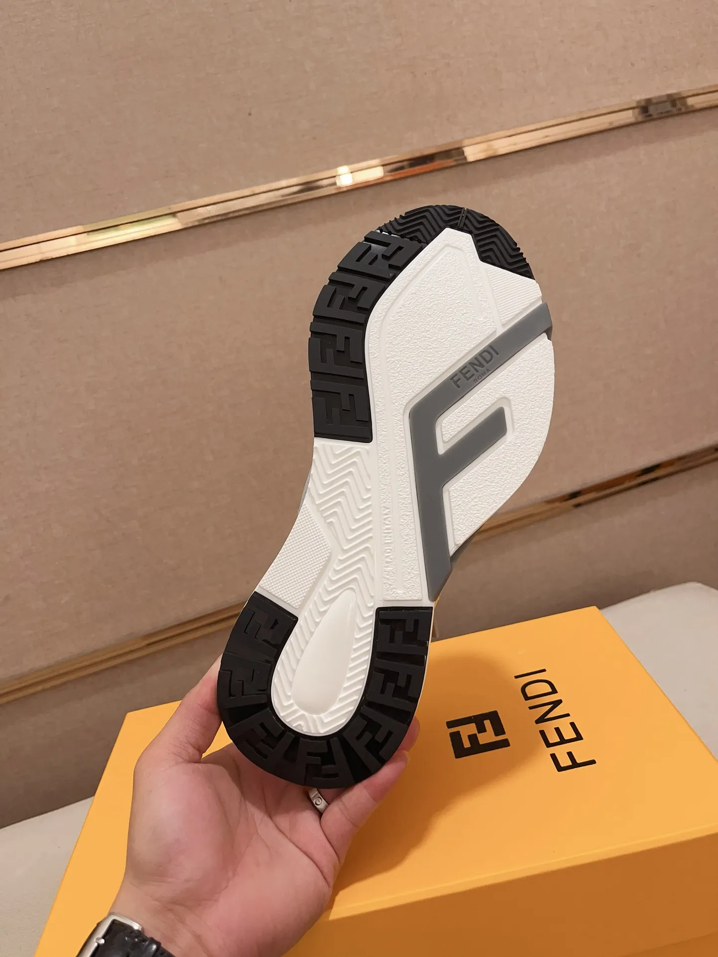 Men's shoes💰: 540💰(Higher version) [Fendi] Fendi's latest casual shoes for men! Available at counters simultaneously! A one-to-one replica of the original. Made entirely of imported top-grain calfskin, the interior is made of top-grain water-dyed cowhide, and the original factory-supplied rubber outsole. Leading new fashion concepts. Matching code: 38-44. 45 can be customized and non-returnable!